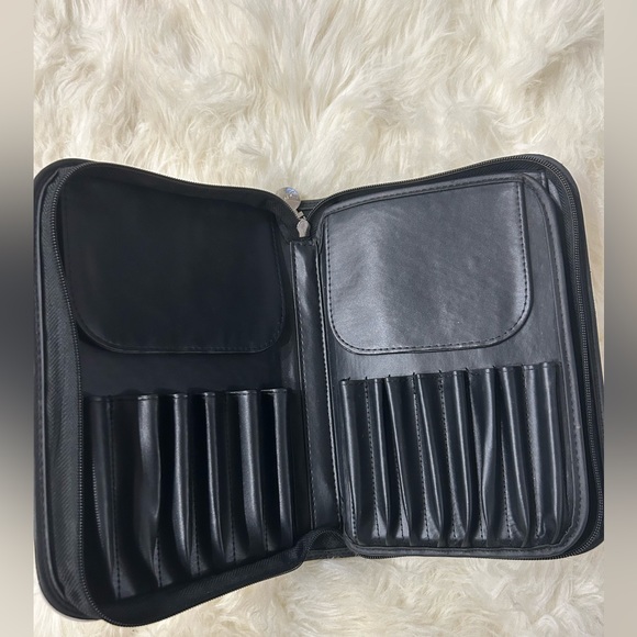 Sigma Beauty Brushes and Two Cases - Picture 15 of 16